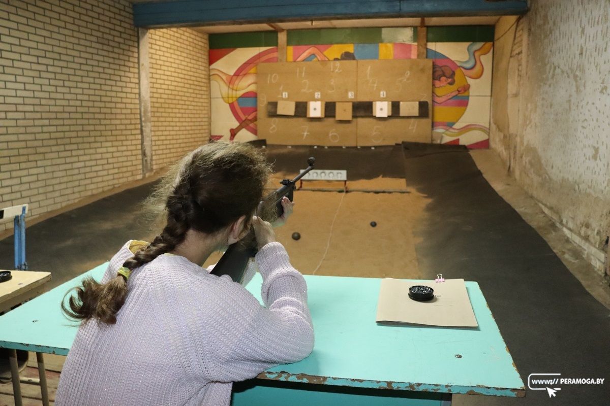 От теории до практики: в Вилейке юные патриоты осваивали сборку автомата и стрельбу