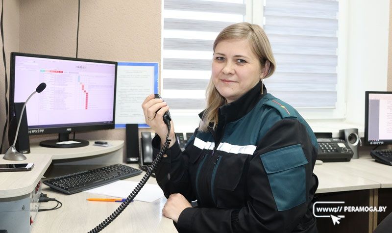 Единственная в Вилейском РОЧС женщина-оперативный дежурный держит на себе удар тревожных звонков