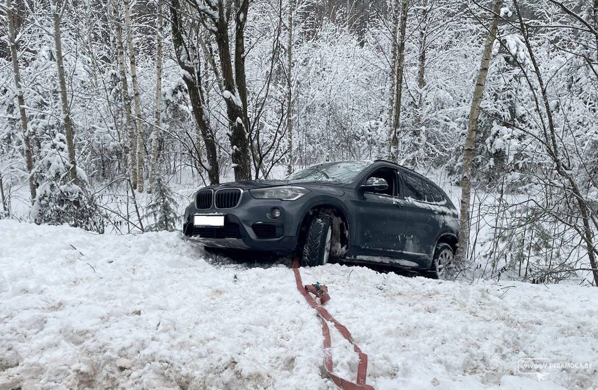 Минчанина на «БМВ» занесло под Вилейкой. Автомобиль опрокинулся
