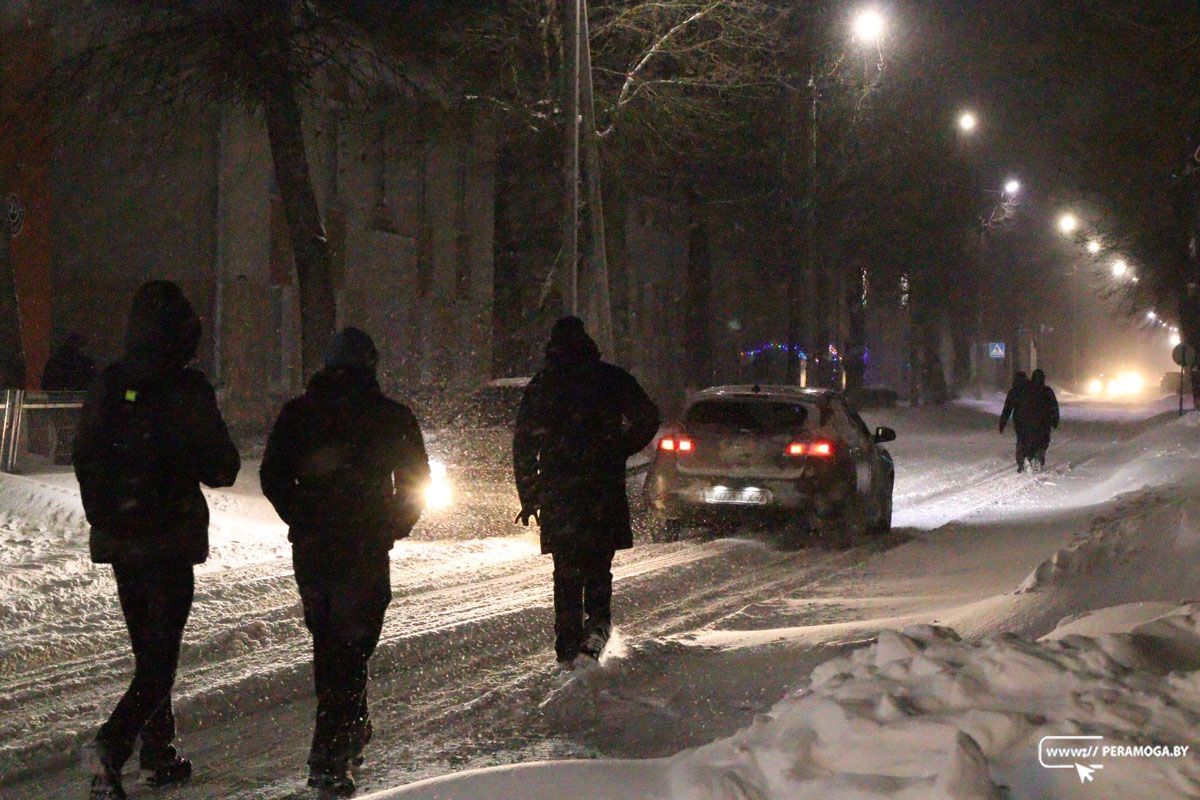 С лопатами в руках. Смотрите, как вилейчане справляются с последствиями циклона Улли