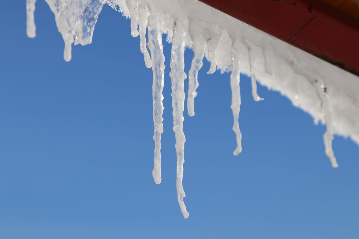 В Вилейском РОЧС объяснили, почему нельзя откладывать очистку крыши от наледи