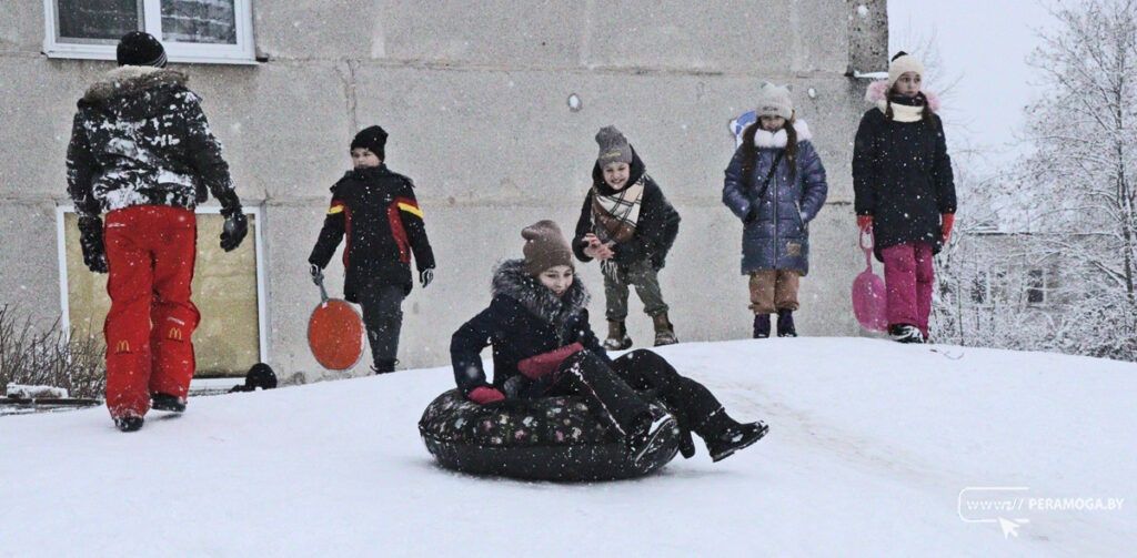 ГАИ Вилейки предупреждает: катание на тюбингах вблизи проезжей части опасно