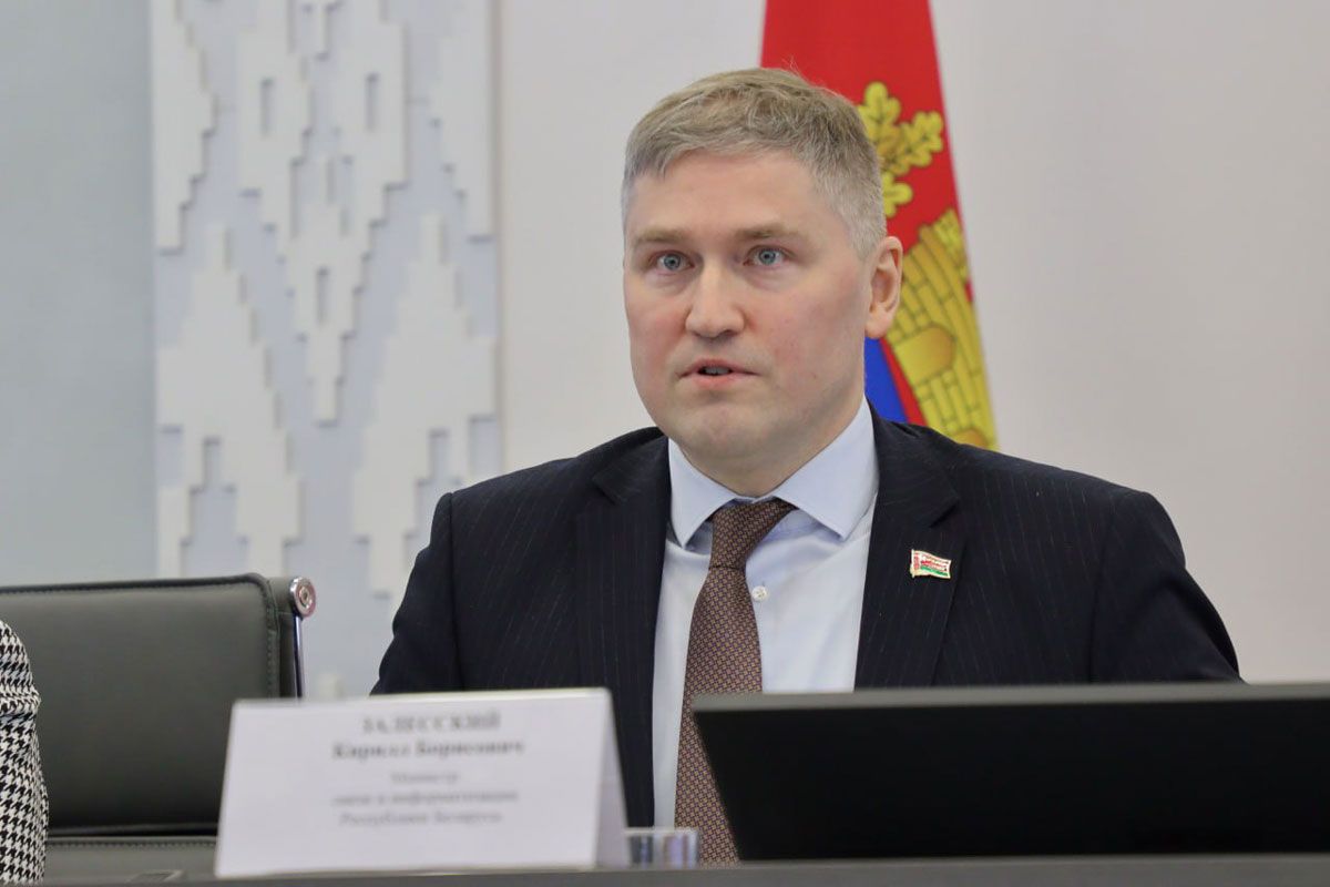 Выслушал граждан и выписал районную газету: читайте, каким был визит министра связи и информатизации в Вилейку