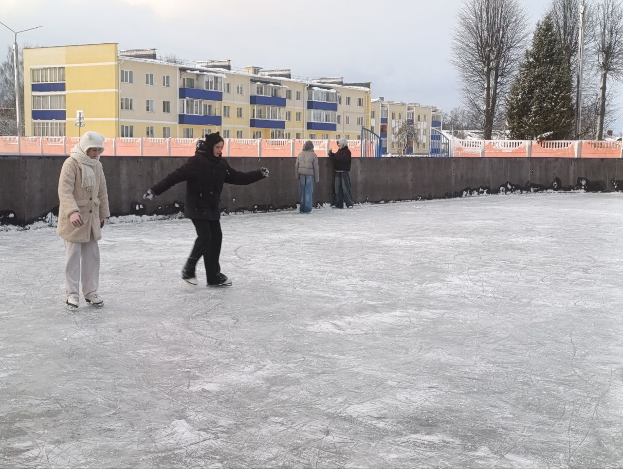 В первый день работы каток на городском стадионе опробовали полсотни вилейчан
