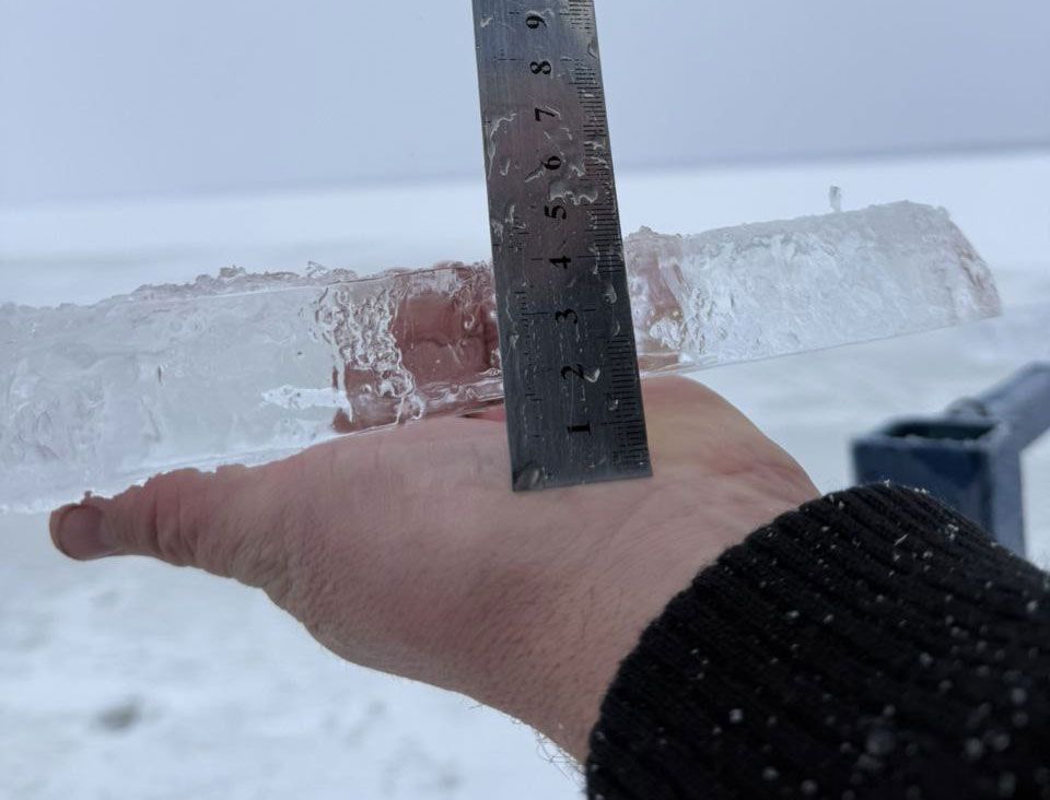 Рыбаки, не торопитесь! На Вилейском водохранилище лёд ещё очень тонкий