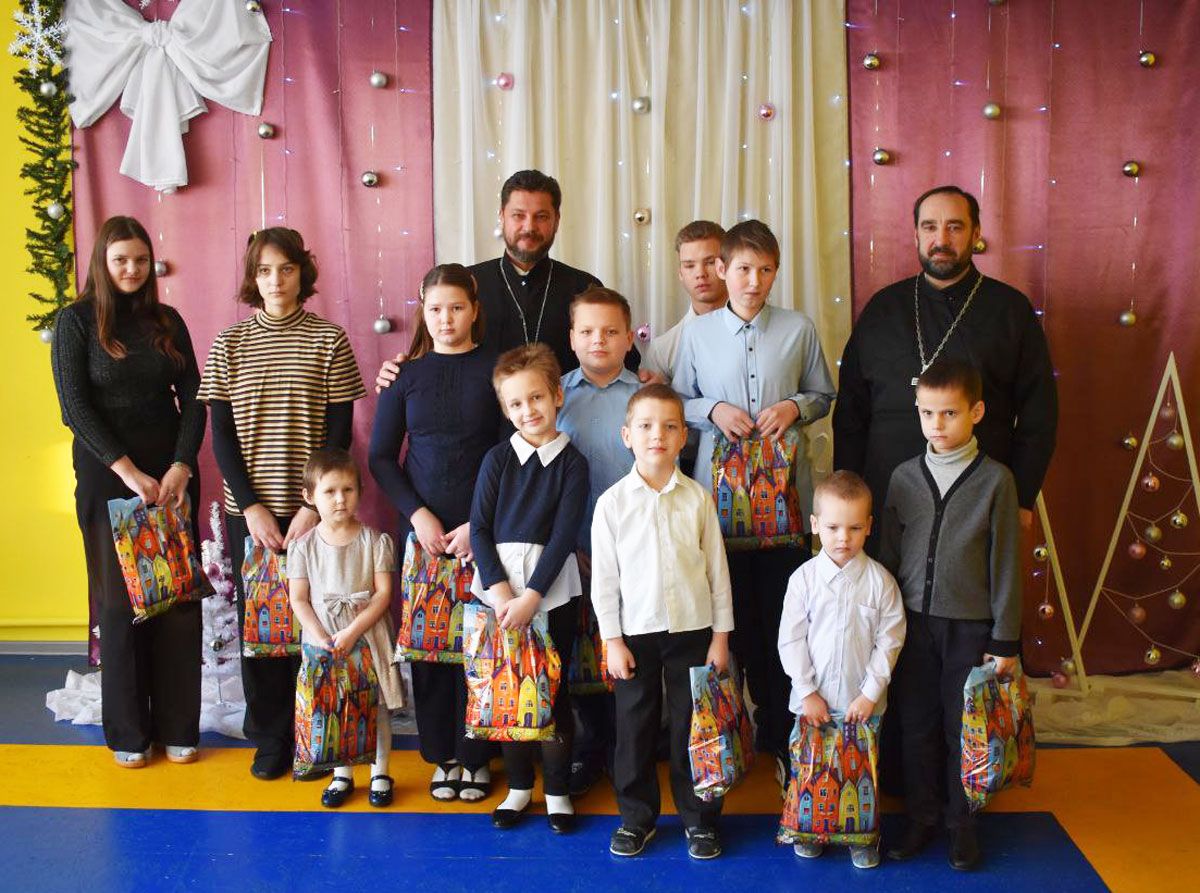 Вилейские священники принесли Рождество тем, кто не смог прийти в храм