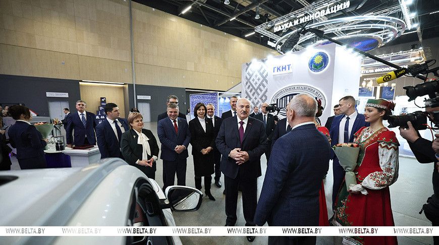 Автомобиль, мороженое и "Любимая Аленка". Лукашенко вручил символы Государственного знака качества
