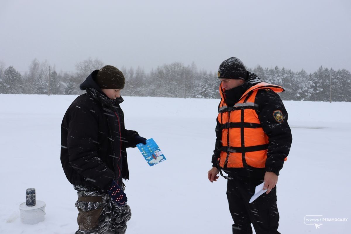 Спасатели проверили, соблюдают ли рыбаки правила безопасности на Вилейском водохранилище