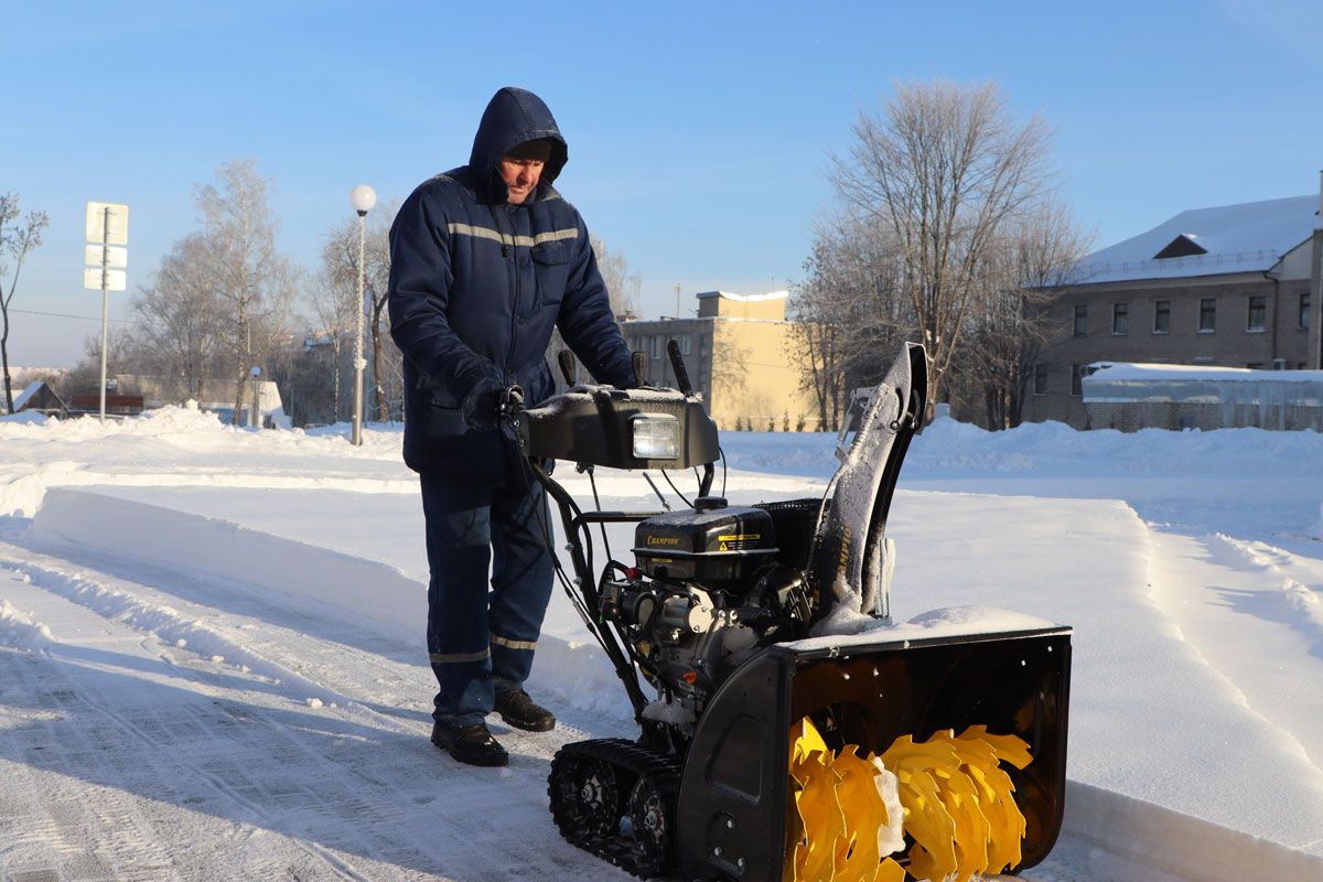 Смотрите, какая снегоуборочная машина появилась на службе у Вилейского ЖКХ