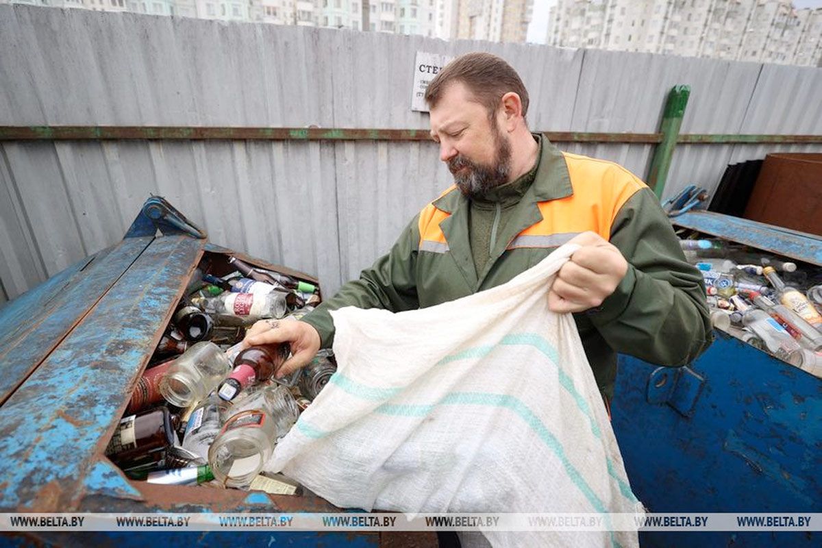 В Вилейском ЖКХ рассказали, почему раздельный сбор стекла — это не просто правильно, но и разумно