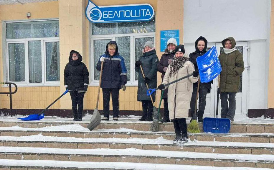 Спасатели, работники почты и молодежь. Вилейка объединилась для борьбы с последствиями циклона