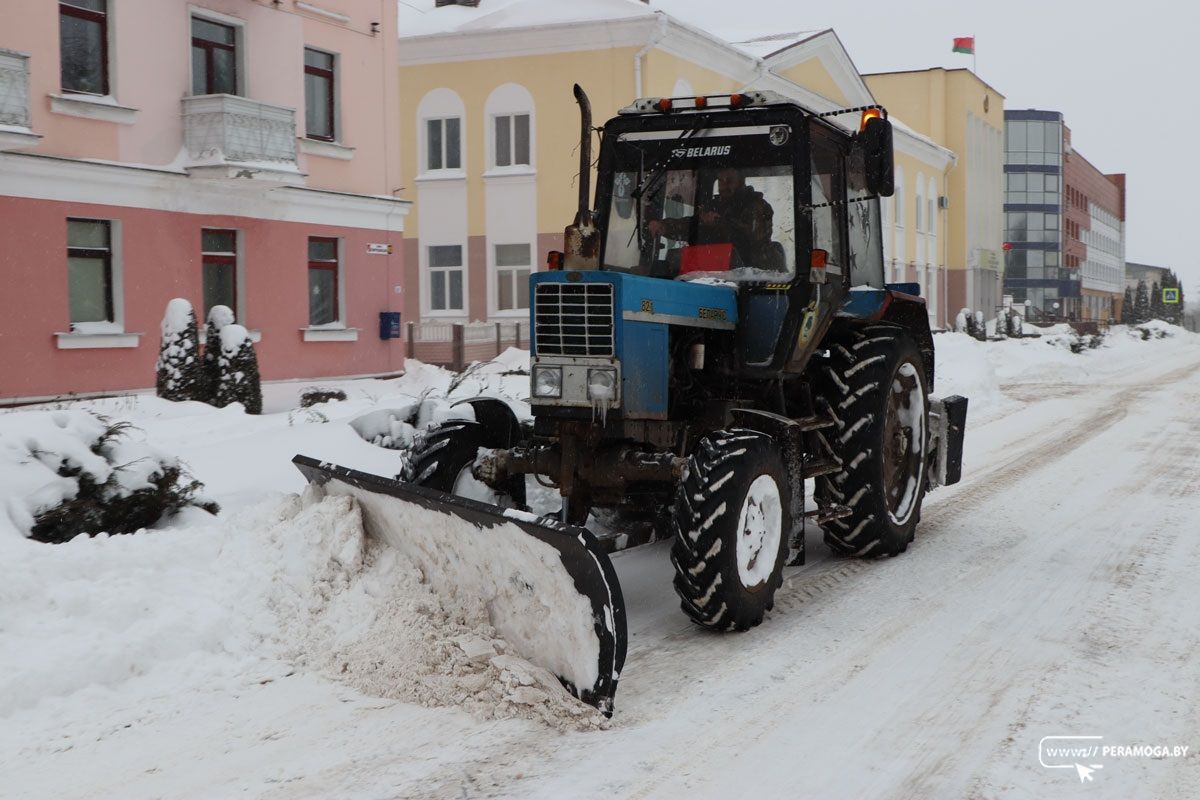 Безопасность в приоритете. Как Вилейское ЖКХ справляется с обледенением дорог и тротуаров