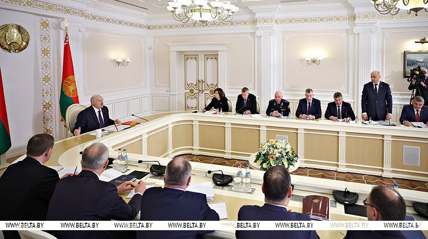 Лукашенко: Витебскую область на плечах тащить не будем