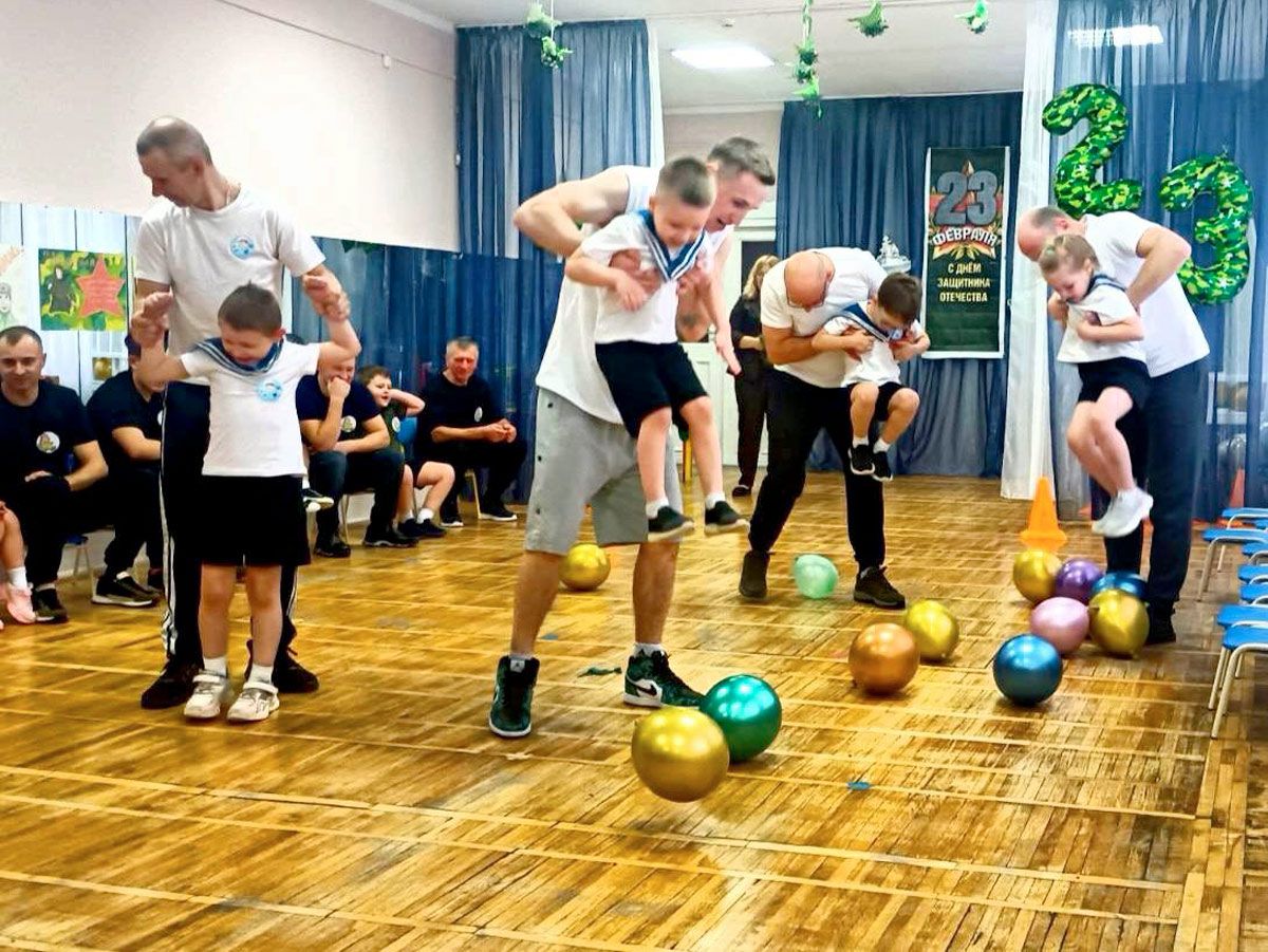 Сила в единстве: эмоциональный праздник для пап и сыновей прошел в детском саду №2 в Вилейке