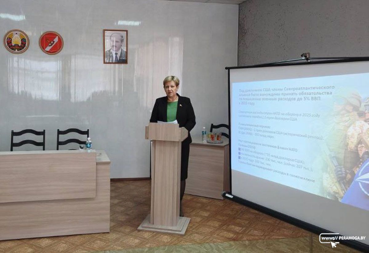 От обороноспособности до детских площадок: жители агрогородка Любань пообщались с Еленой Чеботарь в рамках Единого дня информирования