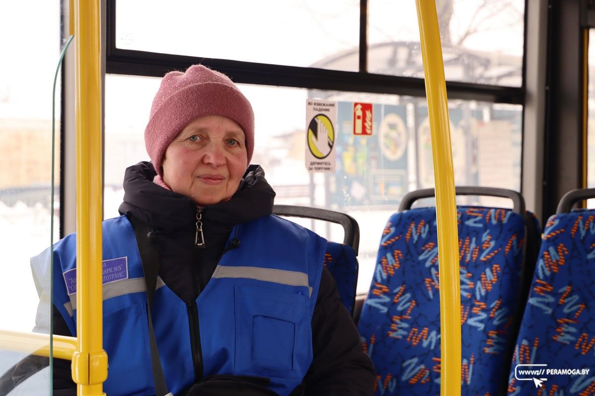Кондуктор Антонина Рудак более 20 лет дарит улыбку пассажирам вилейских автобусов даже в час пик