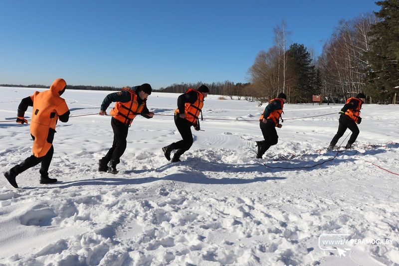 Там, где встречаются лёд и вода: на Вилейском водохранилище прошли тактико-специальные учения спасателей