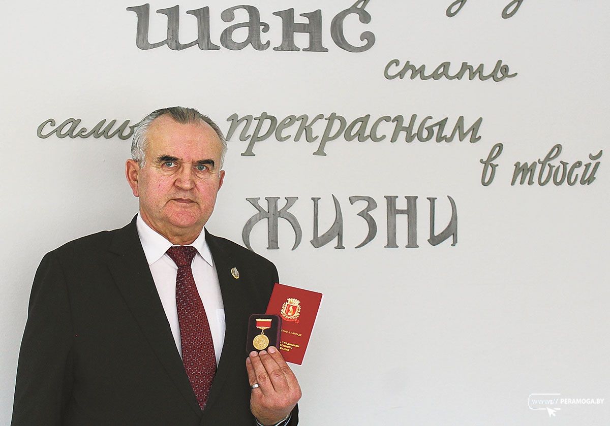Поспехі вілейскіх літаратараў: узнагароды і новыя публікацыі Віктара Кажуры і Ангеліны Прохаравай Поспехі вілейскіх літаратараў: узнагароды і новыя публікацыі Віктара Кажуры і Ангеліны Прохаравай
