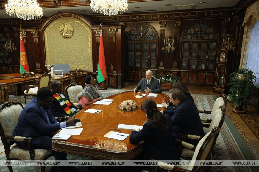 Лукашенко предложил Зимбабве трехсторонний проект с Мозамбиком по строительству морского порта