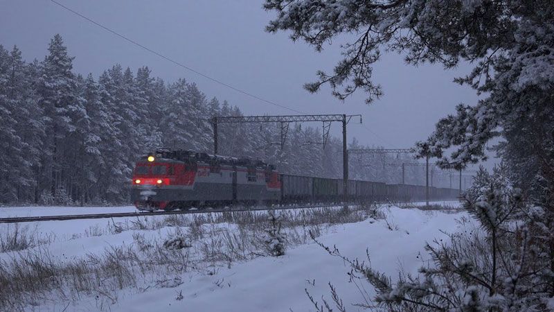 Железная дорога – зона повышенной опасности! Об этом напоминает участковый инспектор милиции Вилейского РОВД Сергей Русецкий