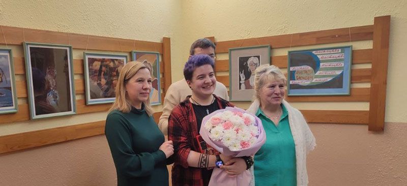 От изостудии "Вясёлка" до персональной выставки: история выпускницы вилейской гимназии "Логос" Анастасии Космович