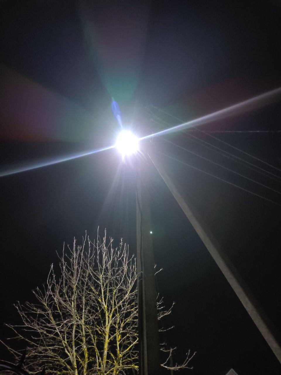 О том, как организована работа уличного освещения в Беларуси, рассказал журналистам заместитель генерального директора ГПО "Белэнерго" Валерий Поршнев