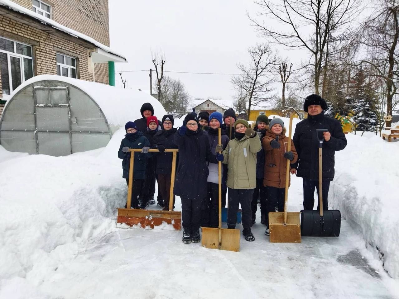 В средней школе №3 им. В.Сосонко г.Вилейки с сугробами борются дружно и эффективно!