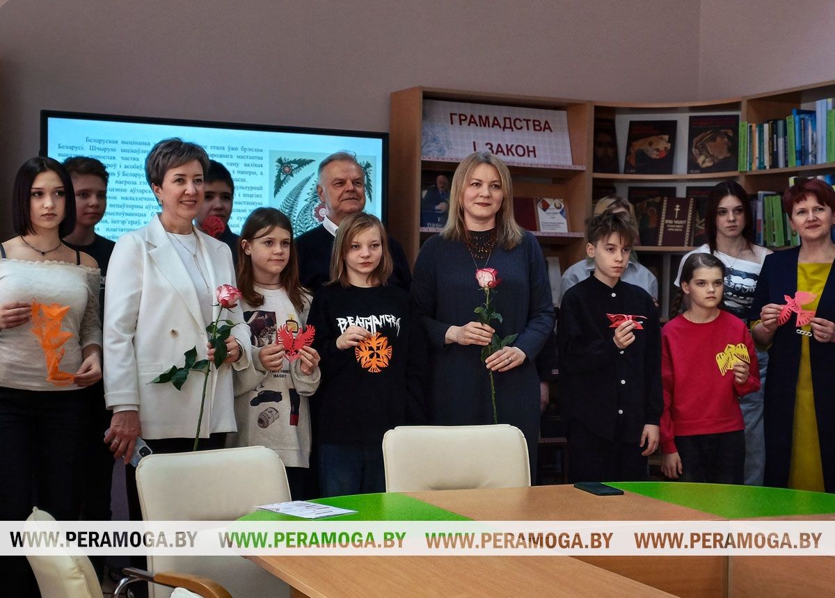 Чароўны свет выцінанкі: у вілейскай бібліятэцы гасцямі былі лаўрэаты прэміі Прэзідэнта