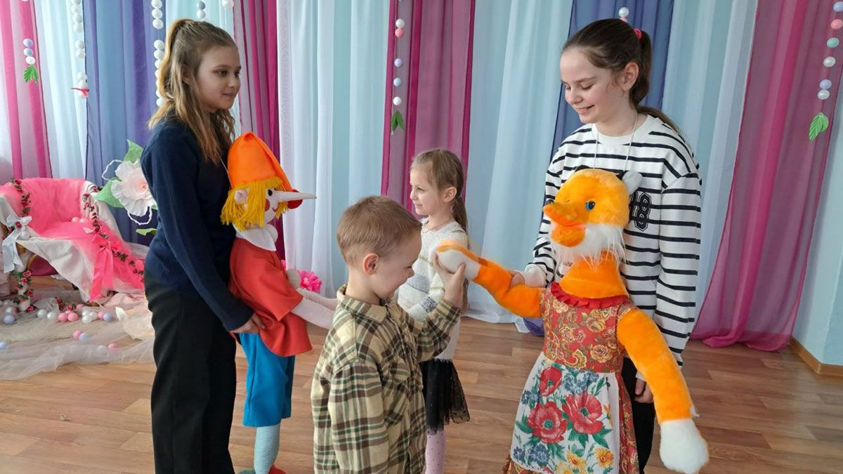 Уроки доброты и дружбы: как четвероклассники из Ильи сходили в гости к малышам