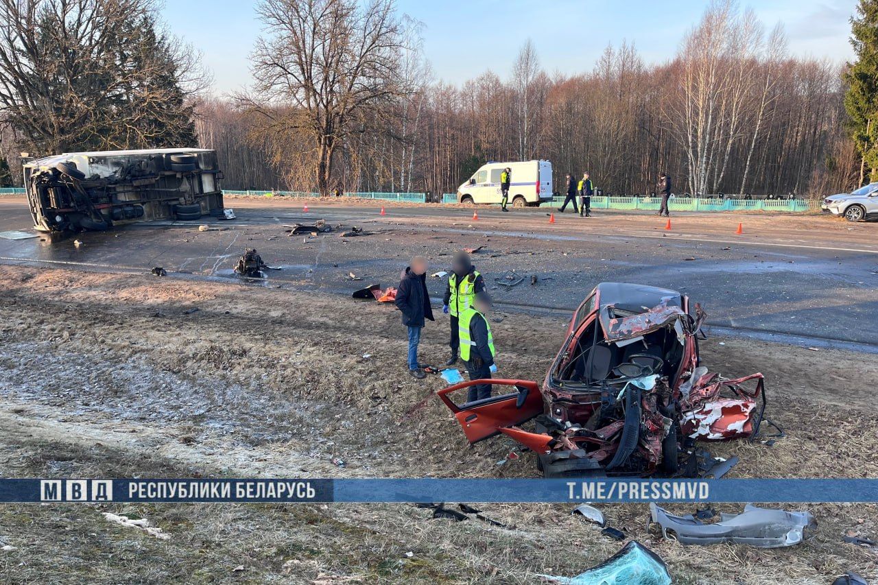 Прямо сейчас следователи работают на месте ДТП в Молодечненском районе, в котором погибли два человека