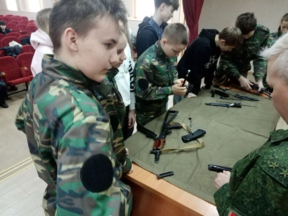 Мы готовимся защищать: вилейские школьники побывали на инженерной базе в деревне Красное