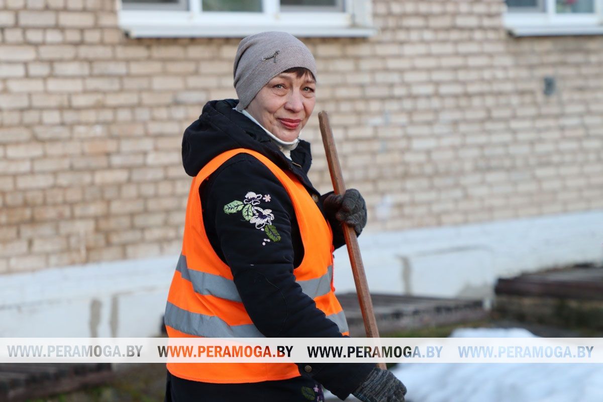 «Вы знаете, как птицы поют  по утрам?» Наталья Лисиченок 34 года делает Вилейку чистой