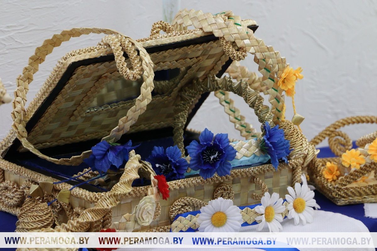 Шкатулки, подносы и игрушки из соломы можно увидеть на выставке в Вилейке