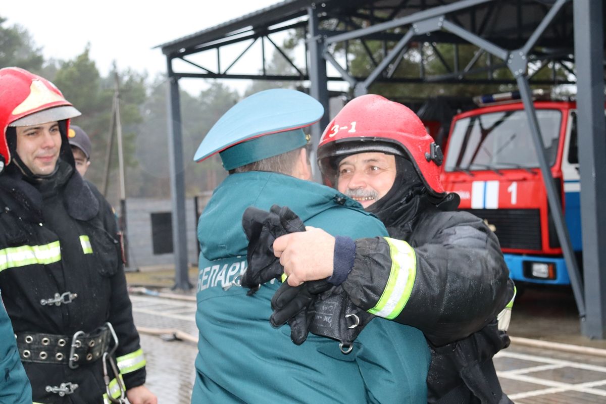 27 лет в строю: в Вилейке торжественно проводили на заслуженный отдых водителя МЧС Евгения Гиля