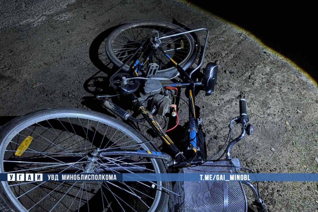 На пересечении дорог в Вилейке столкнулись автомобиль Renault и мопед