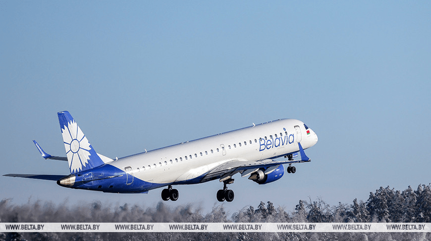 "Держите высокую планку и с уверенностью смотрите в будущее". Лукашенко поздравил коллектив "Белавиа"