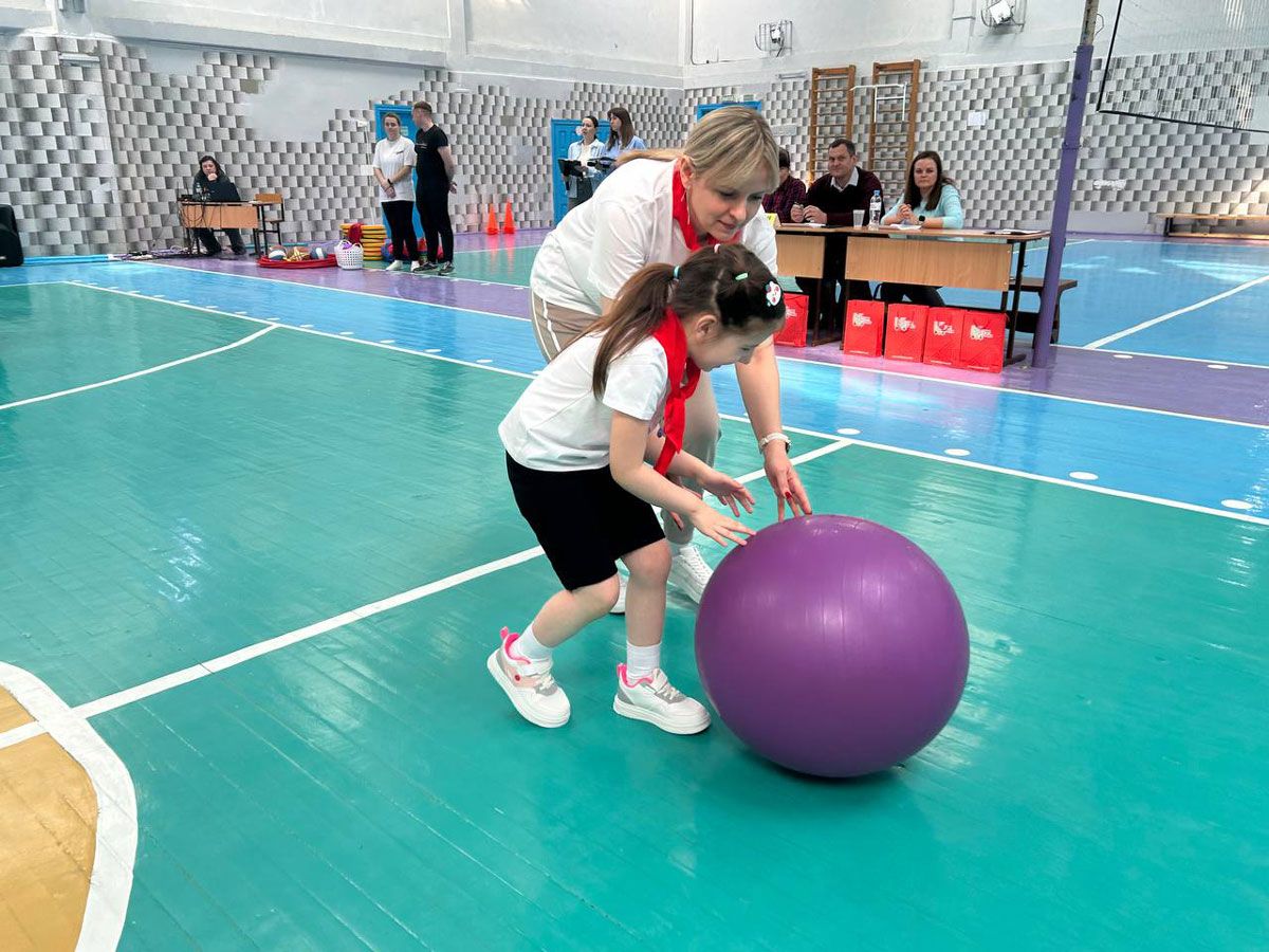 «Победила дружба»: как в СШ №5 прошли соревнования, где не оказалось проигравших, а каждый ребенок почувствовал себя супергероем