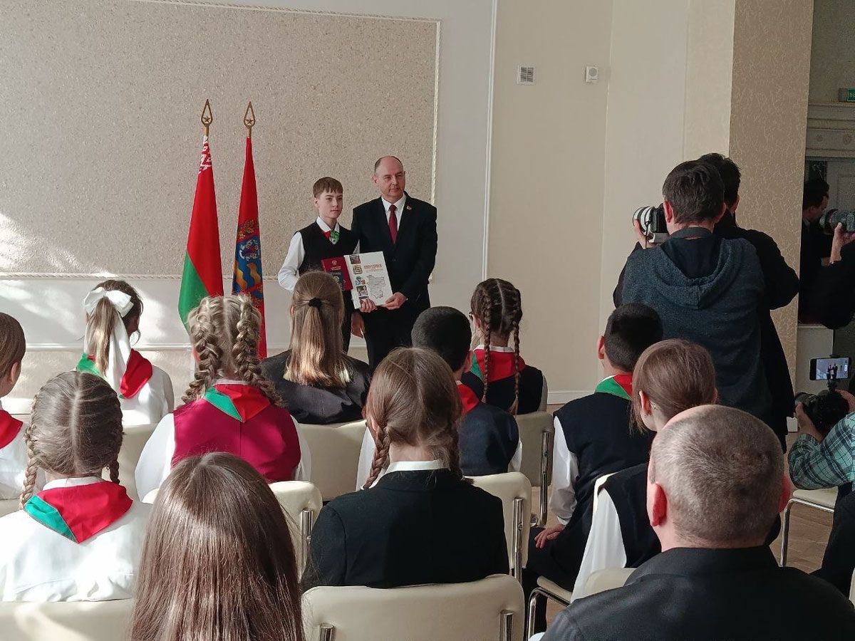 Главный документ — из рук губернатора: вилейский гимназист Александр Богданович получил паспорт в Слуцке