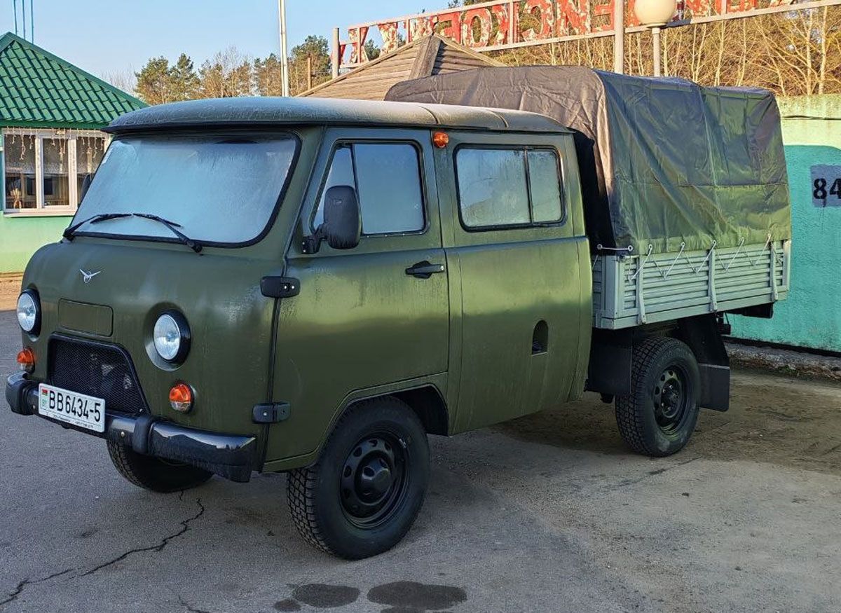 Подарок к празднику: парк техники Вилейского ЖКХ пополнился новым «УАЗом»