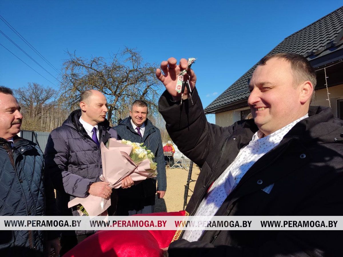 Большой семье – большой автомобиль: председатель Минского облисполкома Алексей Кушнаренко вручил ключи от новенького микроавтобуса семье Филистович