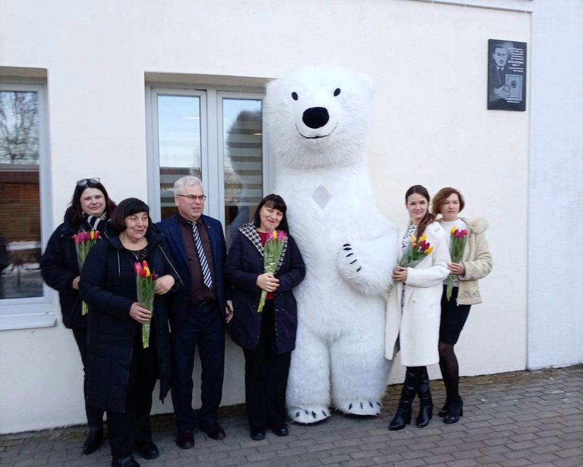 Белый медведь и море цветов: как в «Белтелекоме» поздравили женщин с 8 Марта