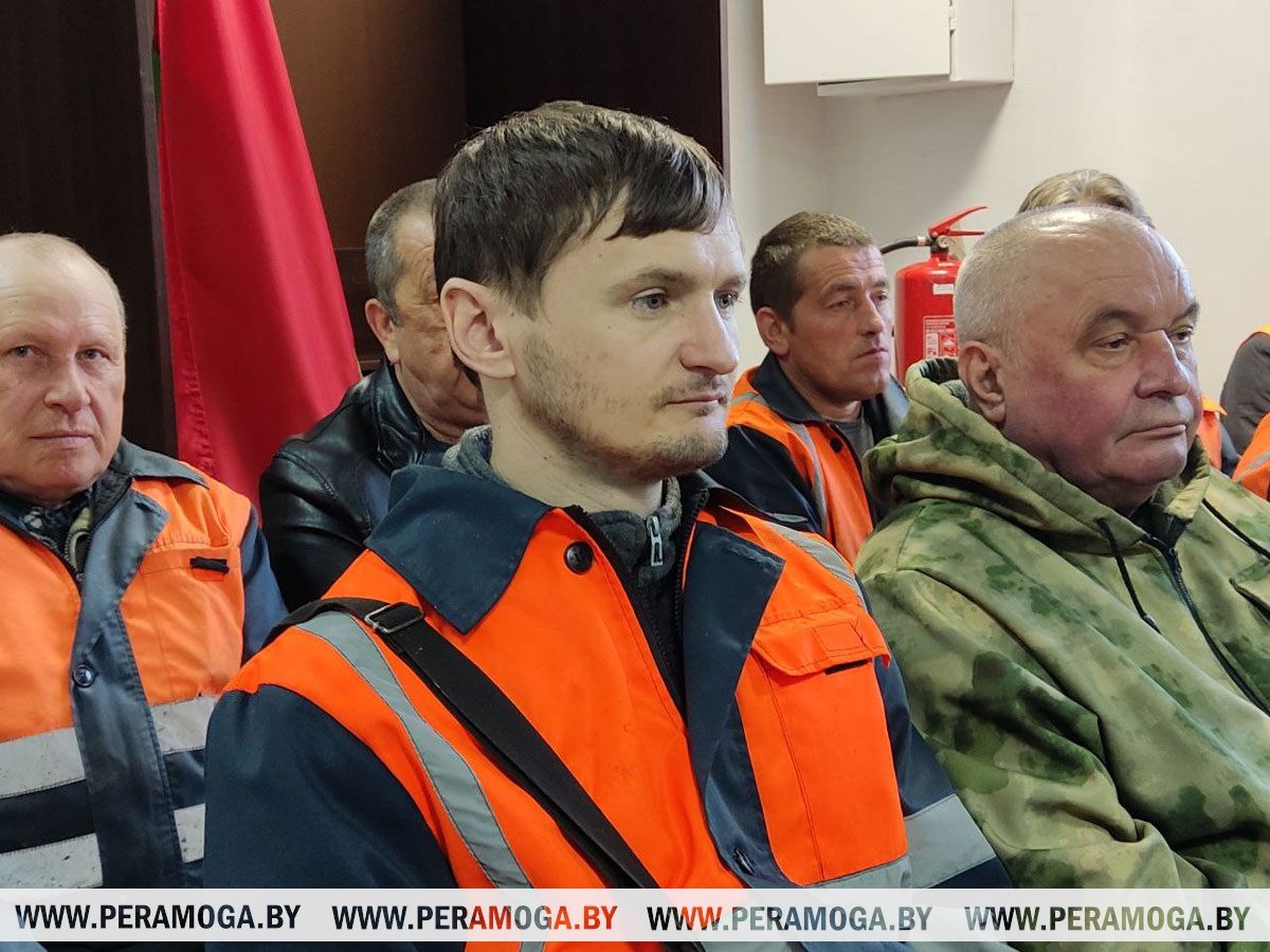 Дороги, жилье и медицина: о чем говорил председатель Вилейского райисполкома с работниками ДЭУ-63