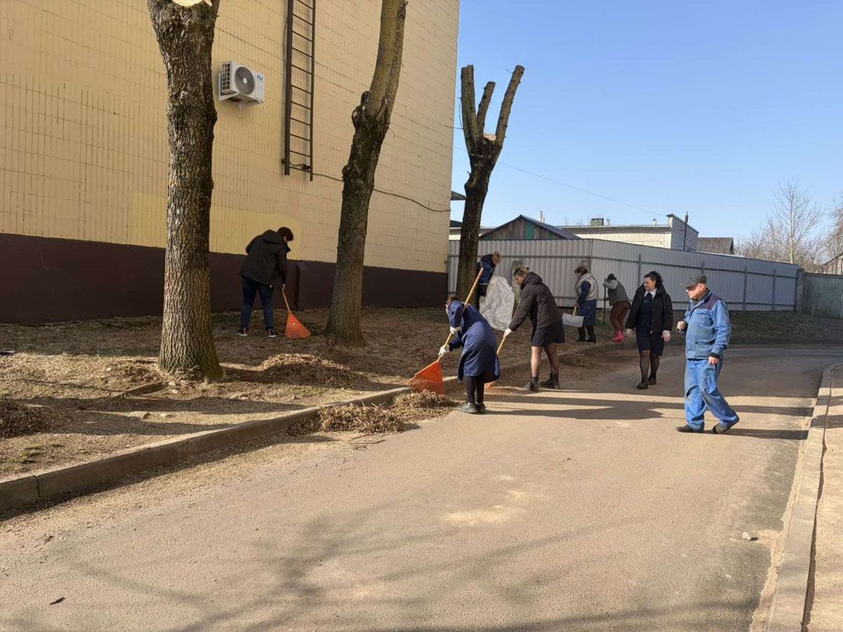 Фотофакт: работники почты на страже чистых улиц в Вилейке