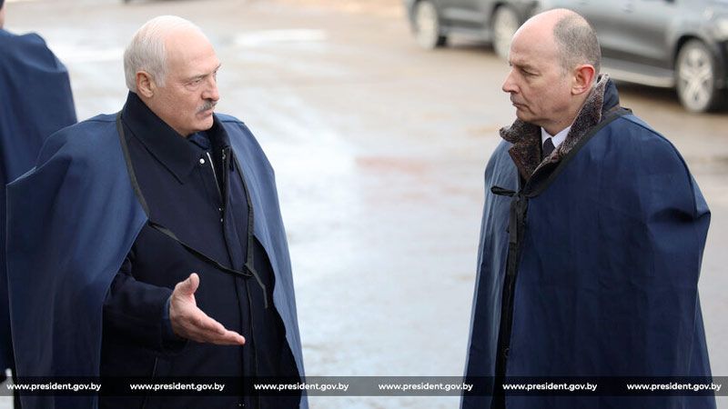 Шефская помощь — спасение для села. О чем Лукашенко заявил в ходе рабочей поездки в Логойский район