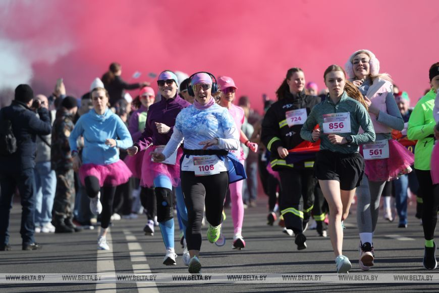 "Заряд эндорфинами и цветы на финише". Как прошел "Красивый забег" в Минске