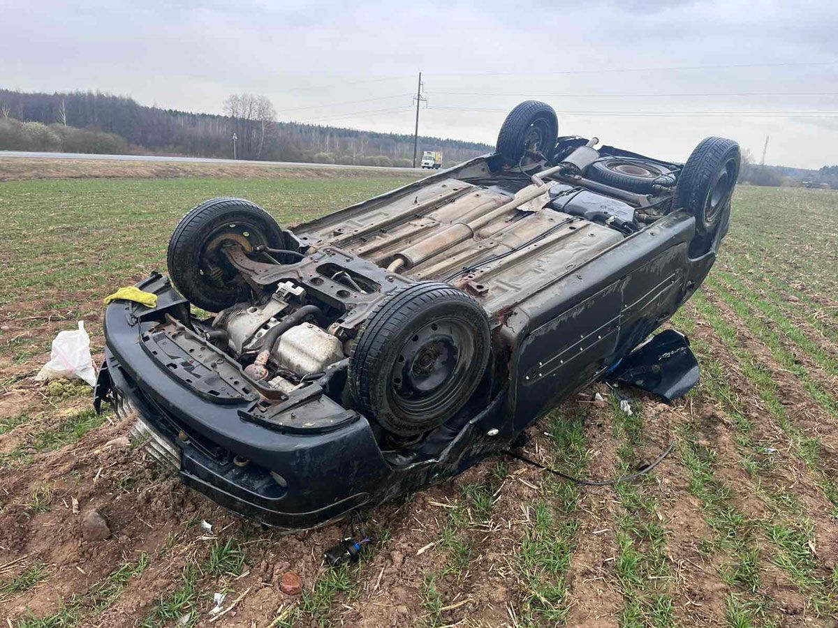 70-летний минчанин на «Ситроене» съехал в кювет и опрокинулся в Вилейском районе