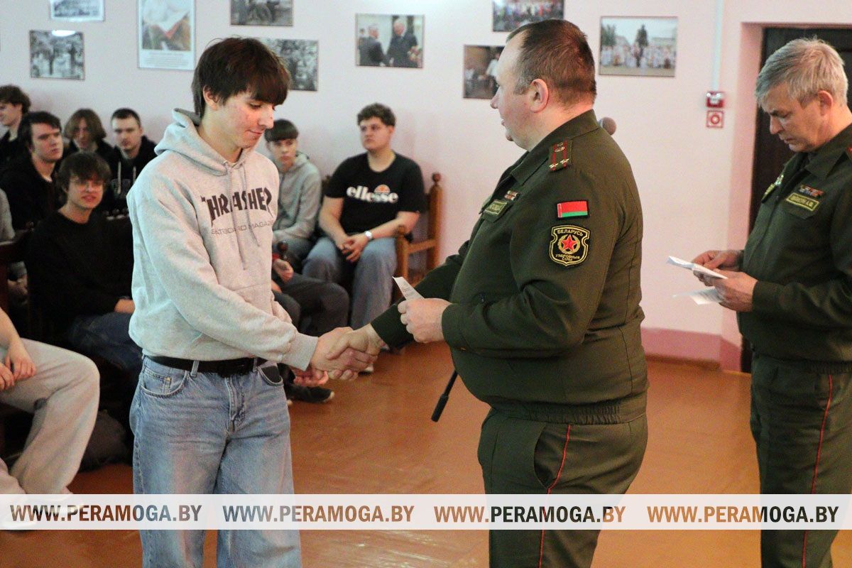 Будут родине служить! Торжественное вручение повесток прошло в Вилейке