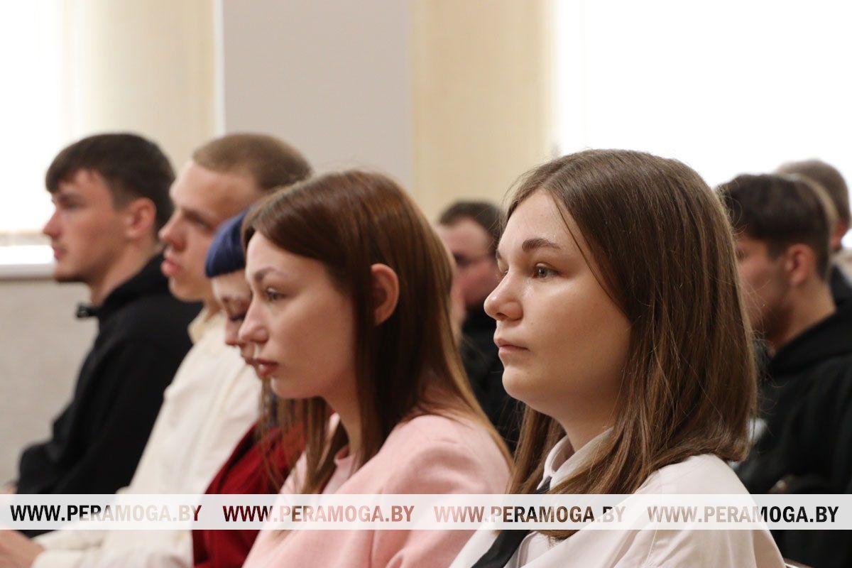 Председатель Вилейского райисполкома Анатолий Завацкий встретился с молодыми специалистами АПК