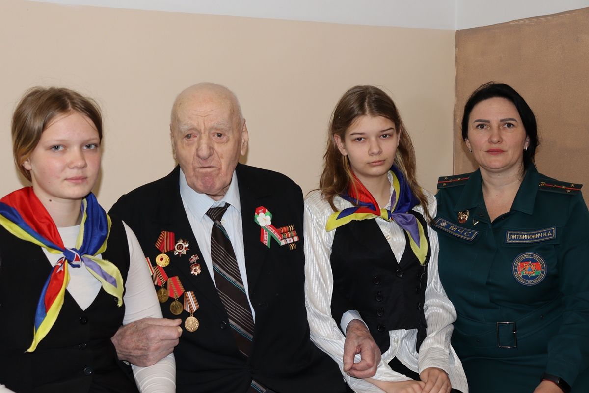 Старейший ветеран Вилейщины Чеслав Варславан отметил 103-летие и принял поздравления с Днём Победы