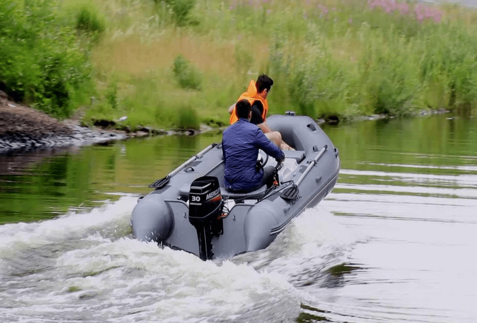Лодка с мотором: нужна ли регистрация и права?